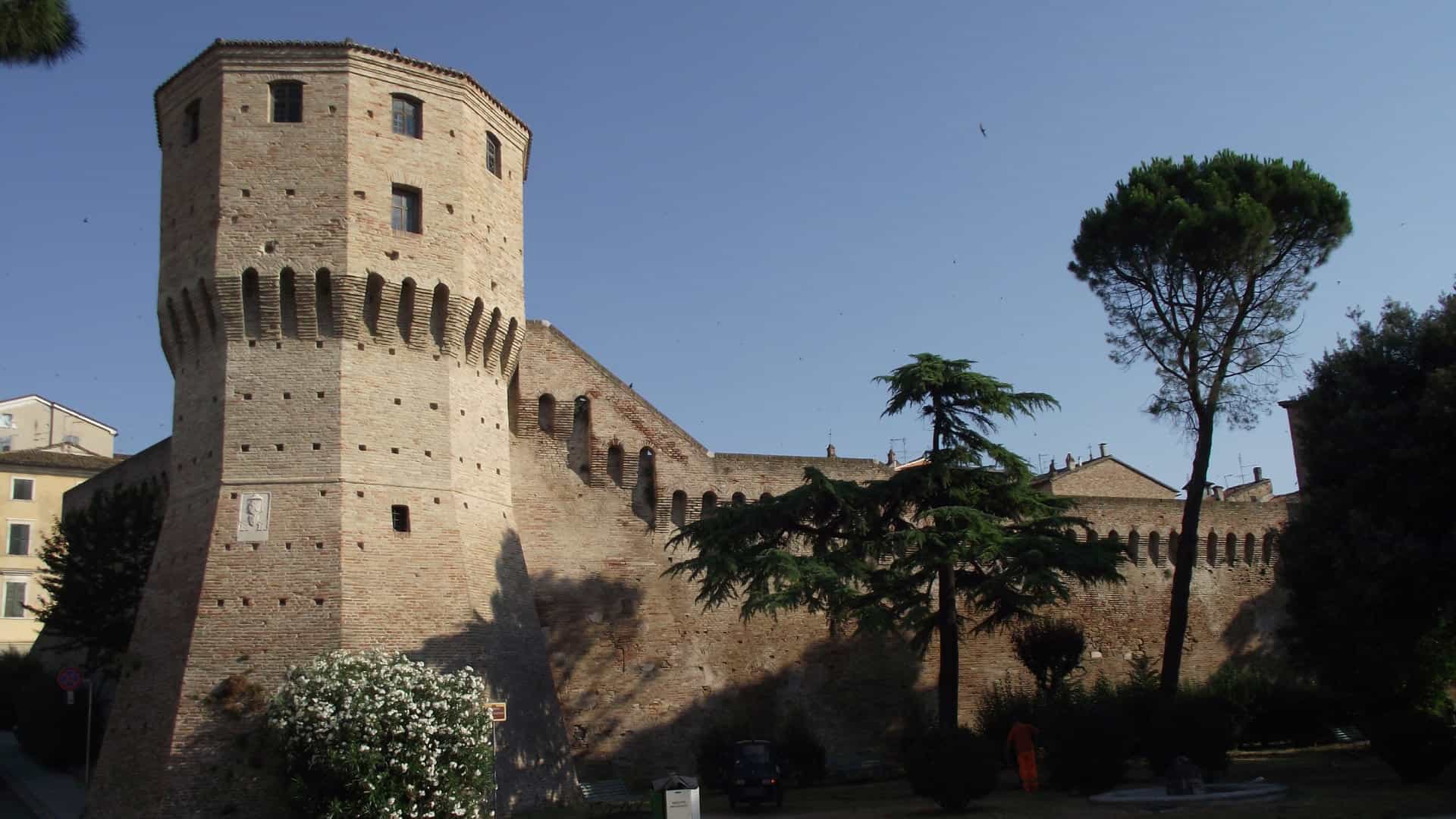 Frontansicht des Torrione di Mezzogiorno in Jesi. Foto von Parsifall