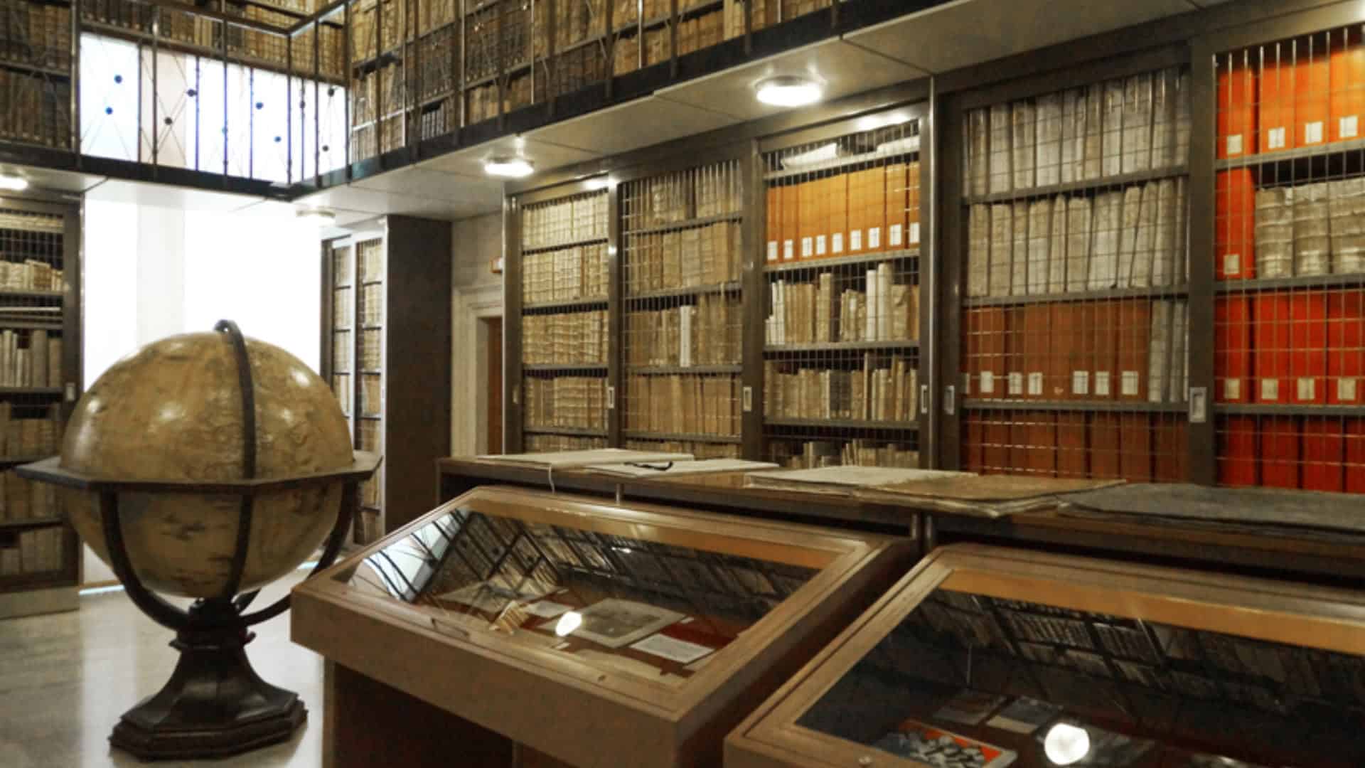Innenraum der Städtischen Bibliothek Planettiana. Foto von Mario Barchiesi
