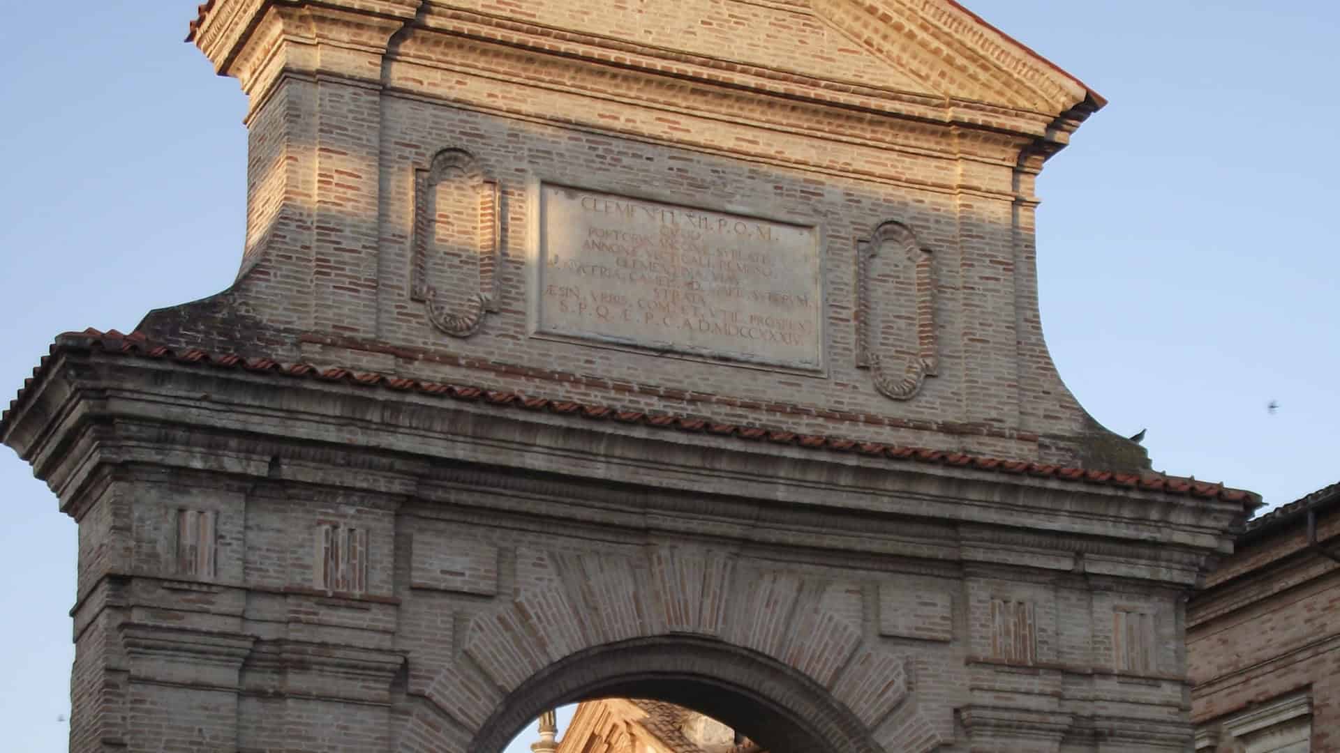 Der Arco Clementino in Jesi. Foto von Parsifall