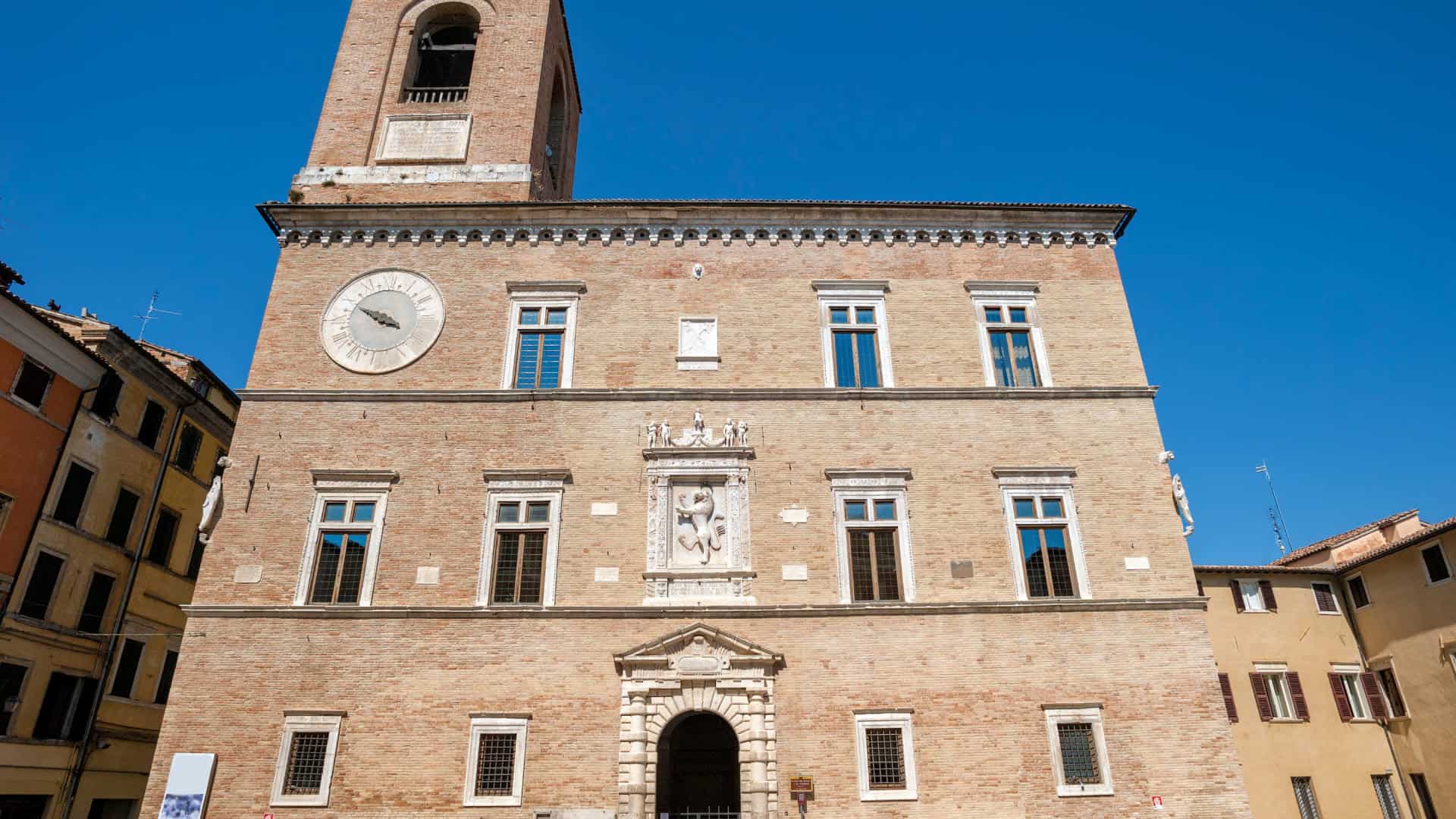 Frontansicht des Palazzo della Signoria in Jesi