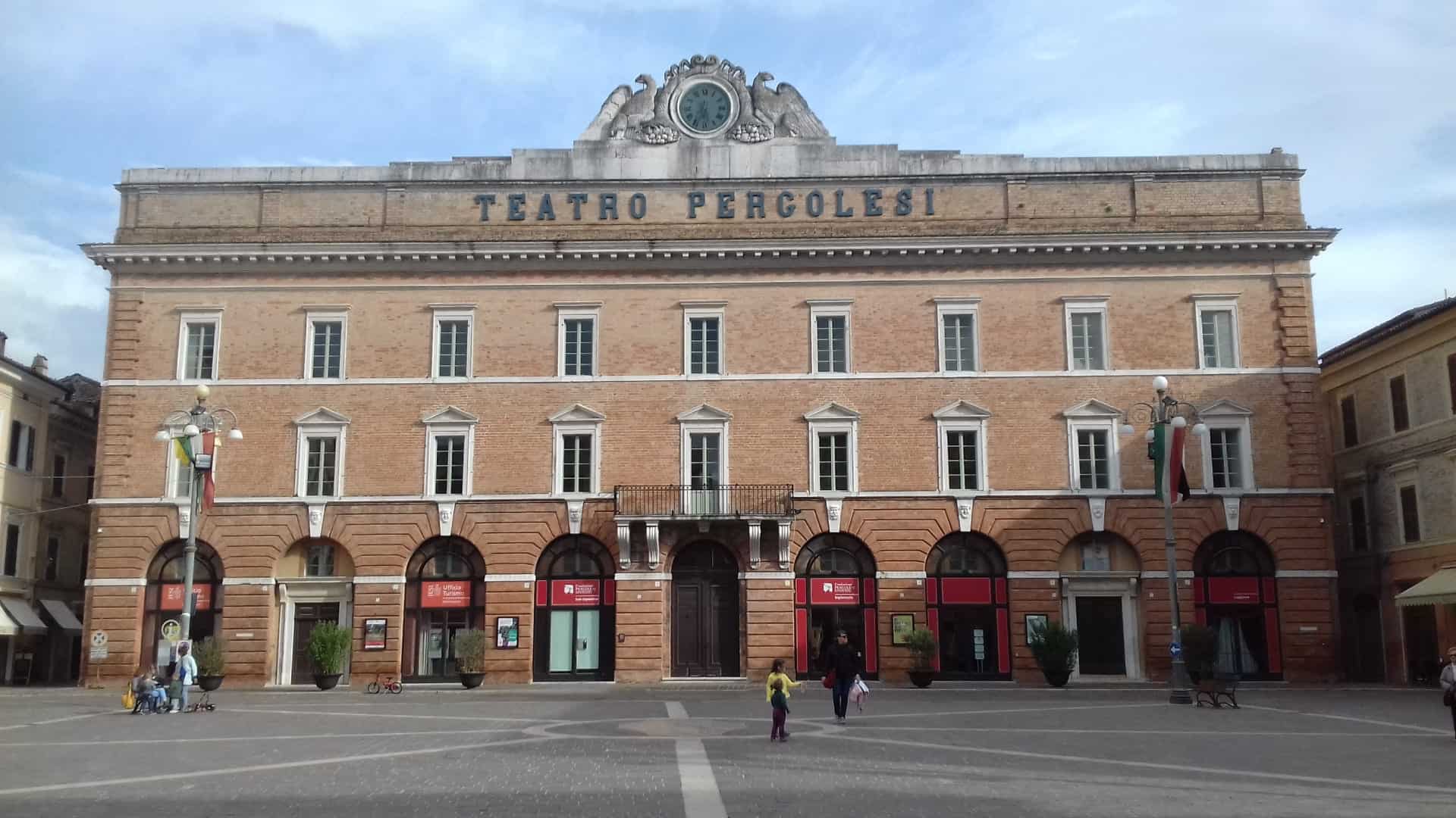 Frontansicht des Teatro Pergolesi. Foto von Parsifall