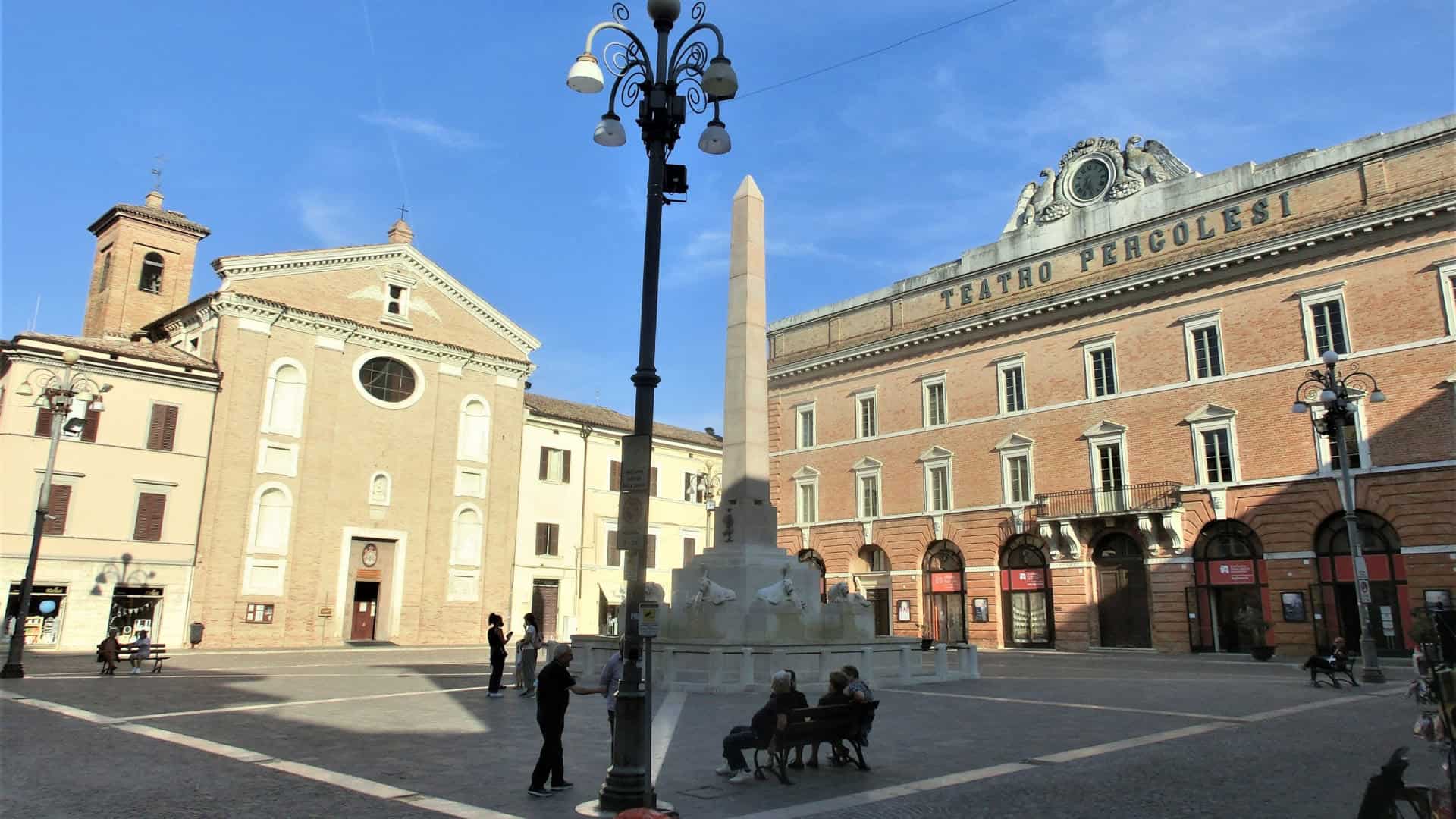 Weitblick auf die Piazza della Repubblica in Jesi. Foto von Reisevogel