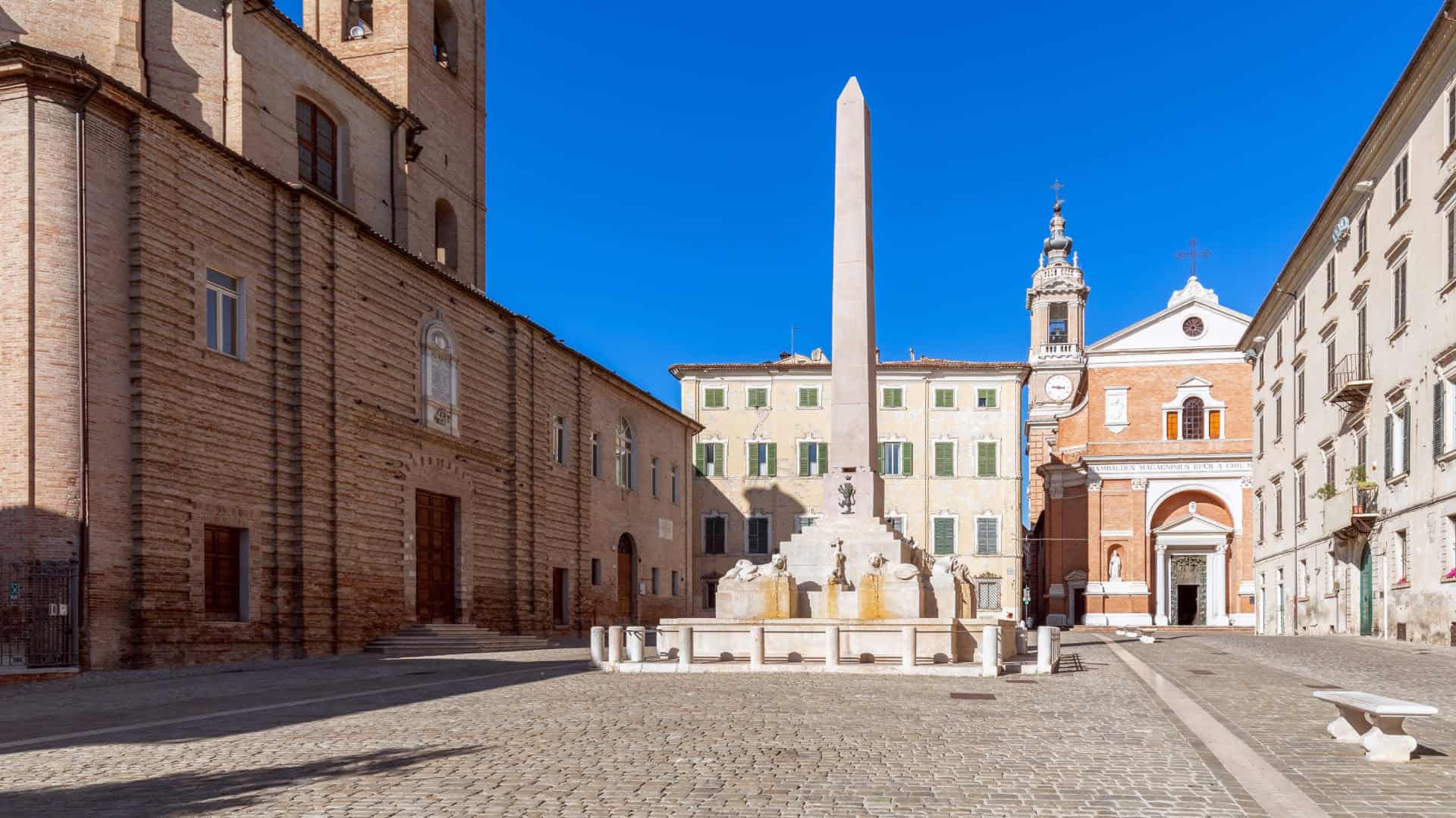 Panoramablick auf die Piazza Federico II