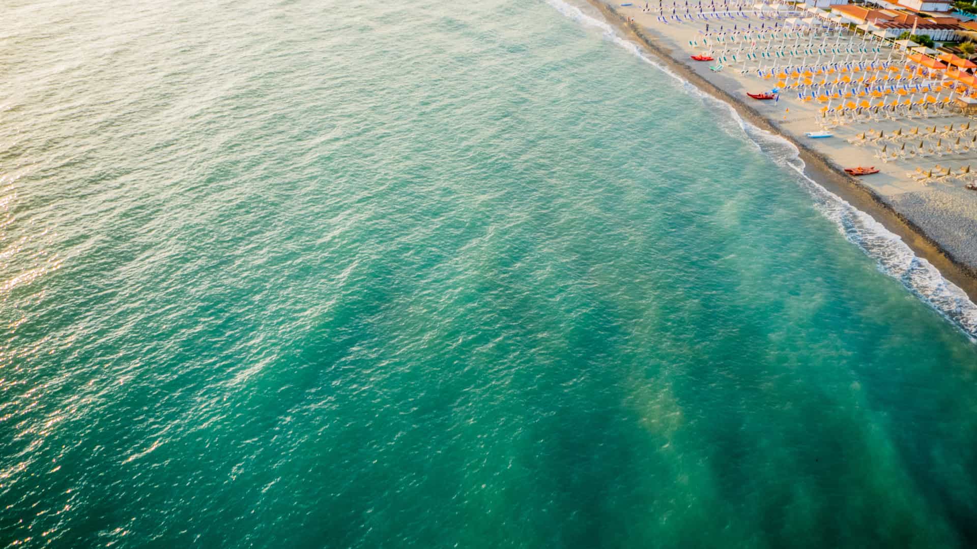 Das aquamarinfarbene Meer von Marina di Massa in der Versilia