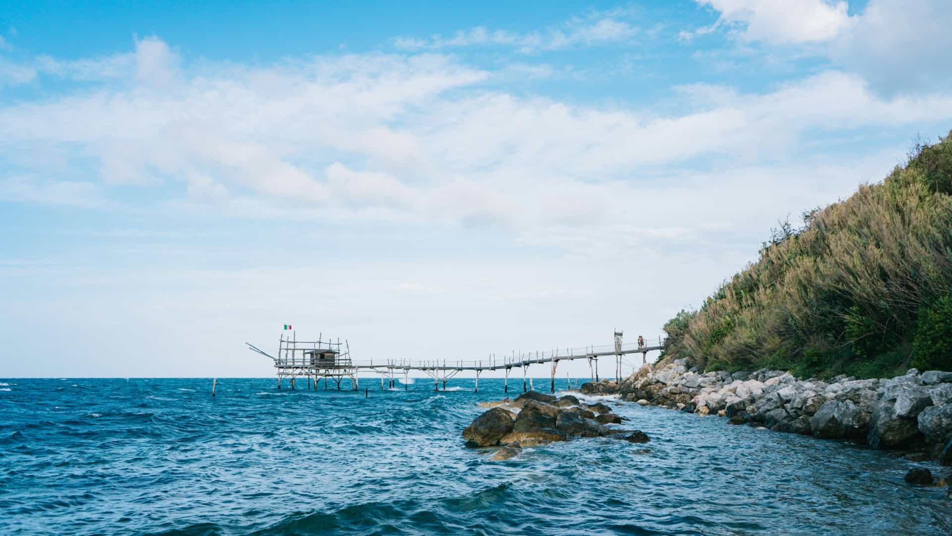 Blick auf einen Strand an der Trabocchi-Küste in Abruzzen