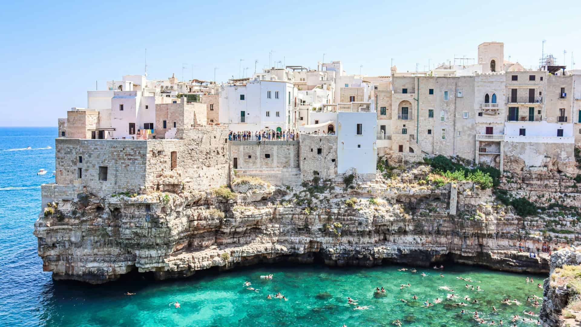Ein Teil der Stadt Polignano a Mare in Apulien