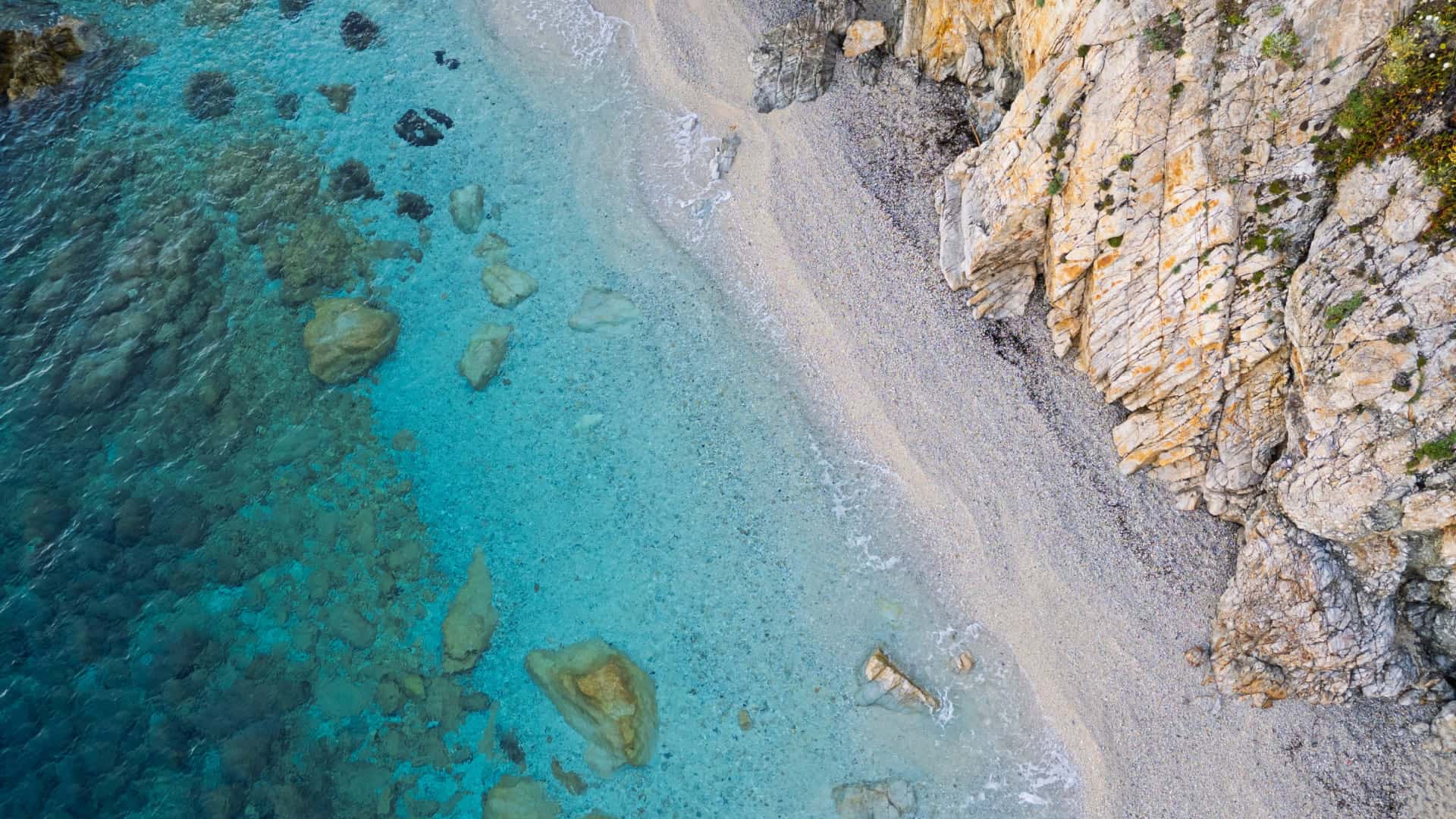 Luftaufnahme des Strandes Sansone