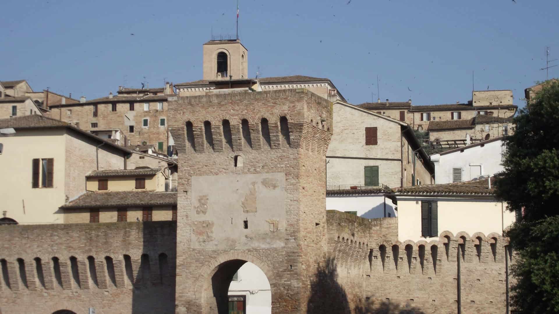 Porta Valle und die alten Mauern in Jesi. Foto von Parsifall